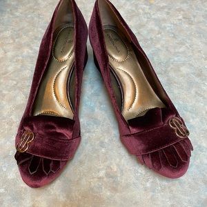 Bandolino velvet pumps (sz 7 1/2)